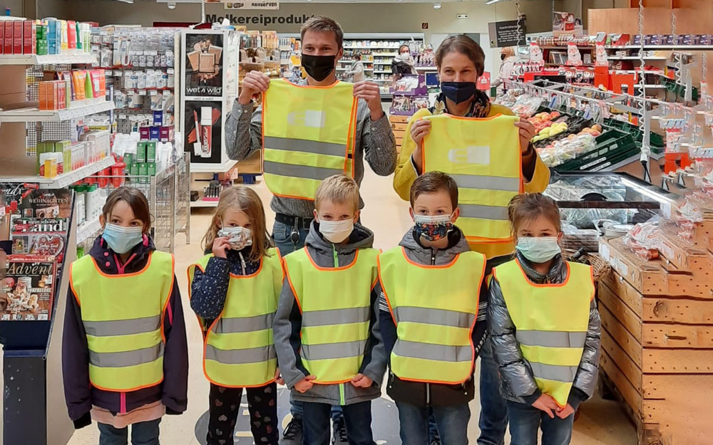 Sicherer Schulweg dank Warnwesten vom Elli-Markt Stromberg