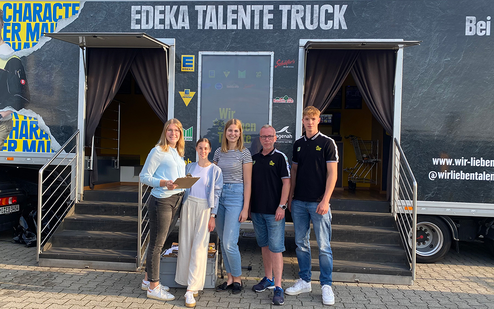 Interaktive Berufsorientierung beim E center Rietberg mit dem EDEKA Talente Truck